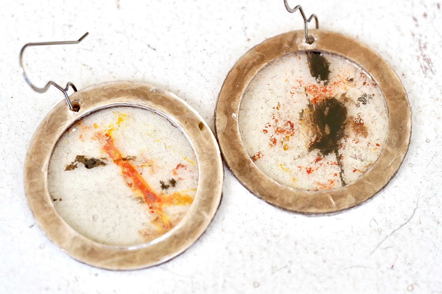 Round earrings with natural mica element design