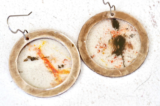 Round earrings with natural mica element design